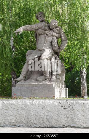 Wolgograd, Russland - 17 2022. Mai: Mamaev Kurgan. Heroes` Square, skulpturale Komposition zwei Soldaten Stockfoto